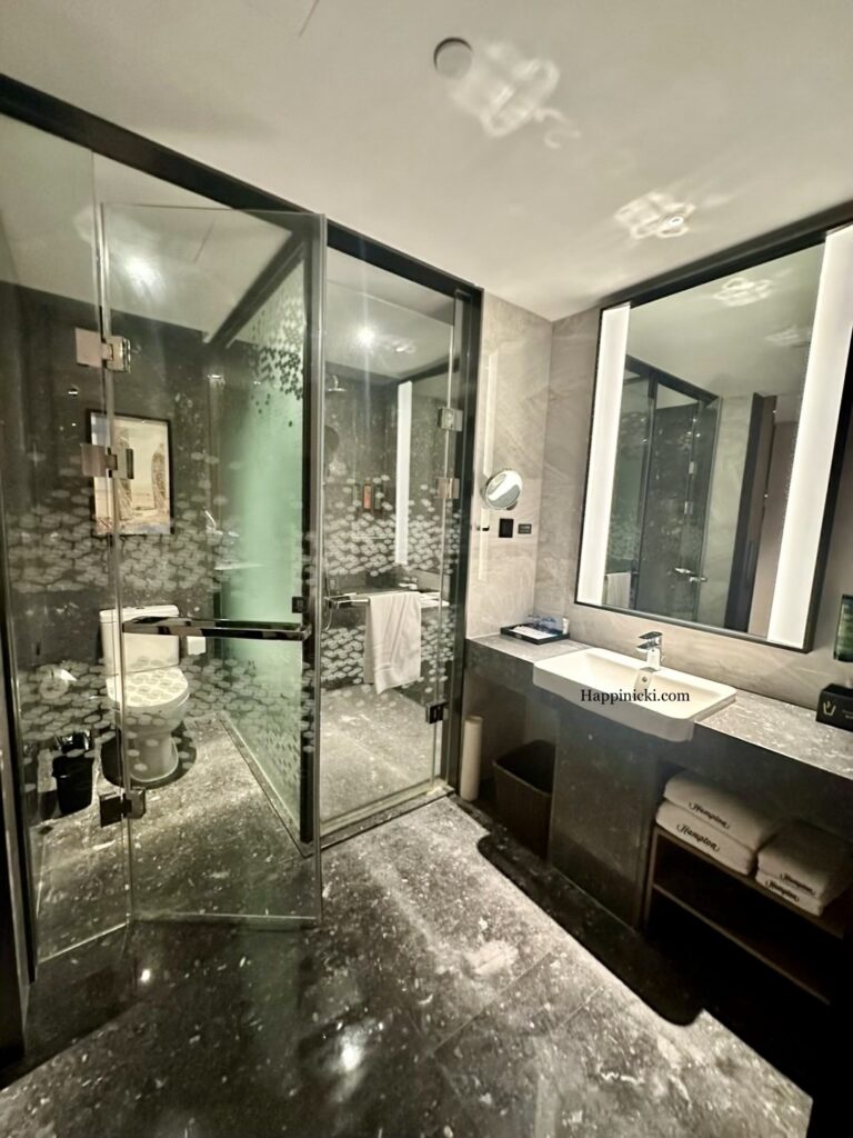 hampton by hilton bathroom